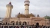 Des pèlerins à la grande mosquée lors du Magal, à Touba, Sénégal, 8 novembre 2017. (VOA/Seydina Aba Gueye)