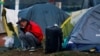 Un migrante venezolano se limpia los dientes afuera de una tienda de campaña en un campamento temporal en Bogotá, Colombia, el 11 de noviembre de 2018. Foto[ Reuters/Luisa González.