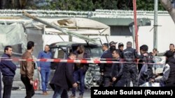 Attroupement autour du site d'un attentat suicide près de l'ambassade des États-Unis à Tunis, en Tunisie, le 6 mars 2020. (Photo: REUTERS/Zoubeir Souissi)