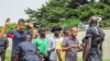 Des policiers fouillent des passant à Brazzaville, 4 avril 2016.
