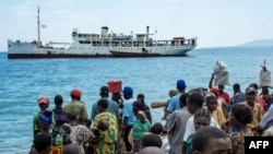 Quelques personnes au bord du lac Tanganyika dans le village de pêcheurs de Kagunga, Tanzanie, 21 mai 2015.