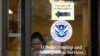 Una mujer sale de las oficinas del Servicio de Ciudadanía e Inmigración de EE.UU. en Nueva York. Foto de archivo.