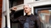 Julian Assange saluda a partidarios frente a la embajada de Ecuador en Londres el 19 de mayo de 2017.