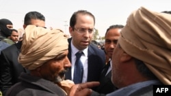 Le Premier ministre tunisien Youssef Chahed s'entretient avec quelques personnes à son arrivée dans la ville de Tataouine. 27 avril 2017.