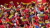 
Seguidores del presidente Nicolás Maduro ondean banderas de Venezuela durante un evento en Caracas, Venezuela, el 2 de febrero de 2019.