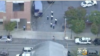 La policía en Filadelfia responde a un tiroteo en un centro comercial que dejó cinco jóvenes heridos. Imagen tomada de video.