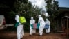 Le 22 août 2018, à Mangina, près de Beni, dans la province du Nord-Kivu, des agents de santé ont enterré le corps d'un patient atteint du virus Ebola non confirmé.
