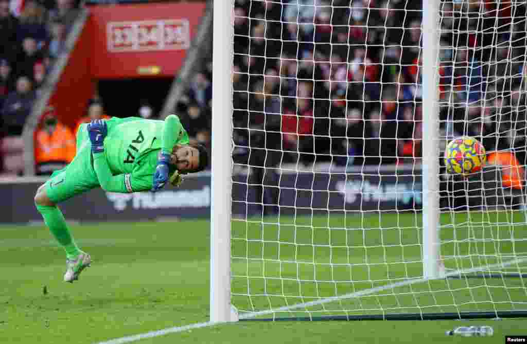 Southampton&#39;s James Ward-Prowse scores their first goal past Tottenham Hotspur&#39;s Hugo Lloris, at St. Mary&#39;s Stadium, in Southampton, Britain.